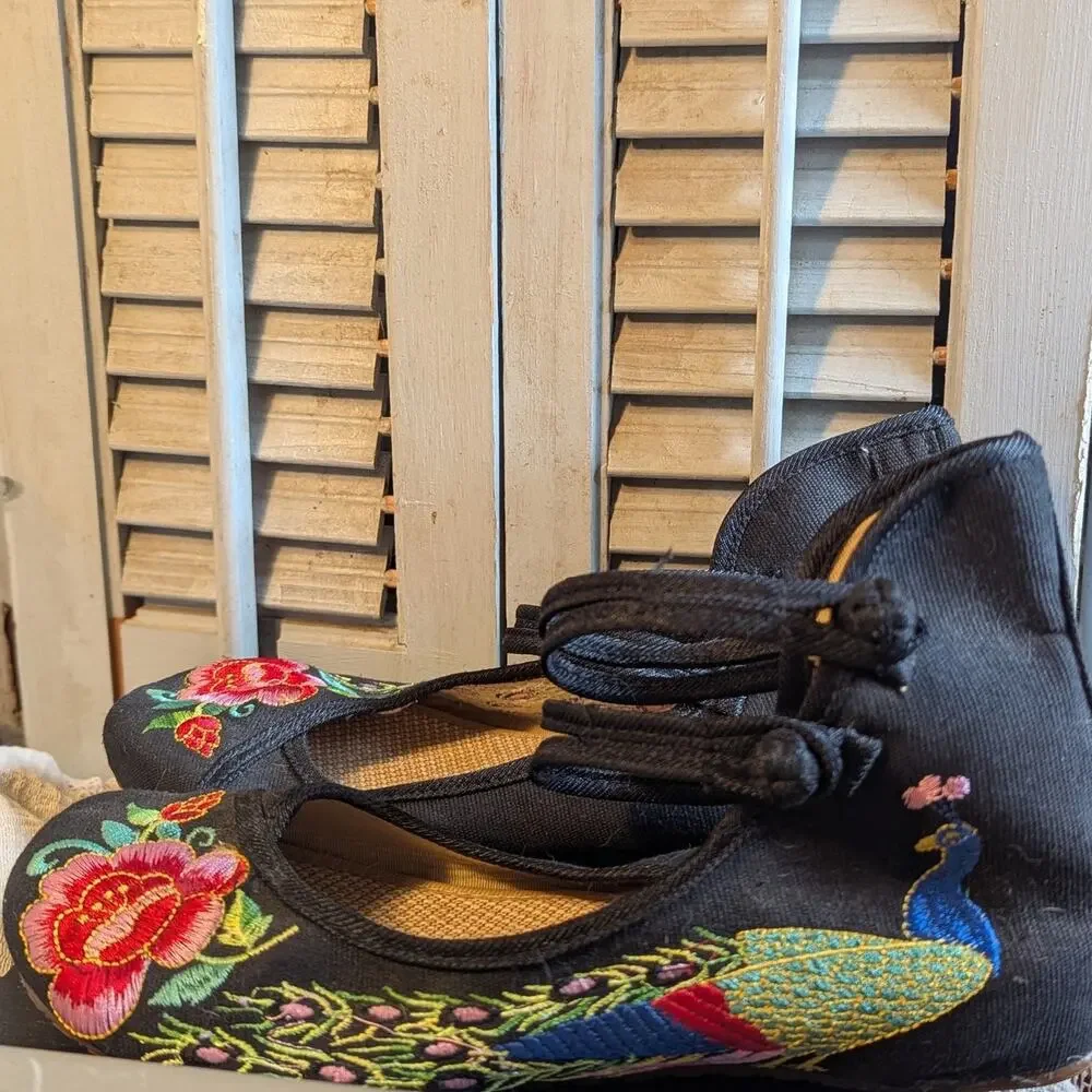 Chinese embroidered peacock flats with ankle straps - Picture 3 of 4